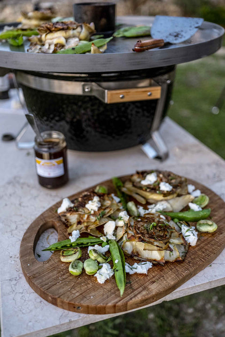 Gegrillte Artischocken, dicke Bohnen & Erbsenschoten von der Feuerplatte