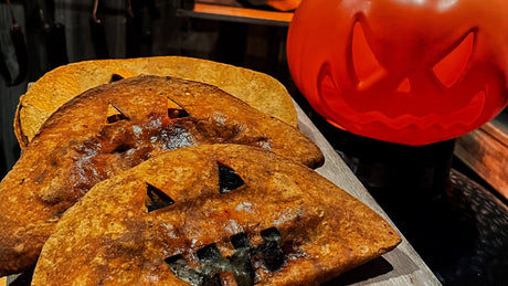 Rindfleischeintopf mit Kürbis in einem Halloween-Wrap