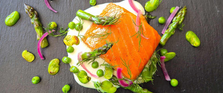 Lachs vom Zedernholz mit geräucherter Lauchcreme und Frühlingsgemüse