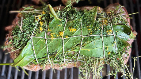 Lammrücken am Knochen in warmen Aromaten eingewickelt