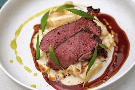 Gegrillte Rehsteaks aus der Oberschale mit Bärlauch