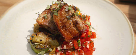 SCHWEINERIPPCHEN auf gebrannter Mais-Creme mit „Pico de Gallo“